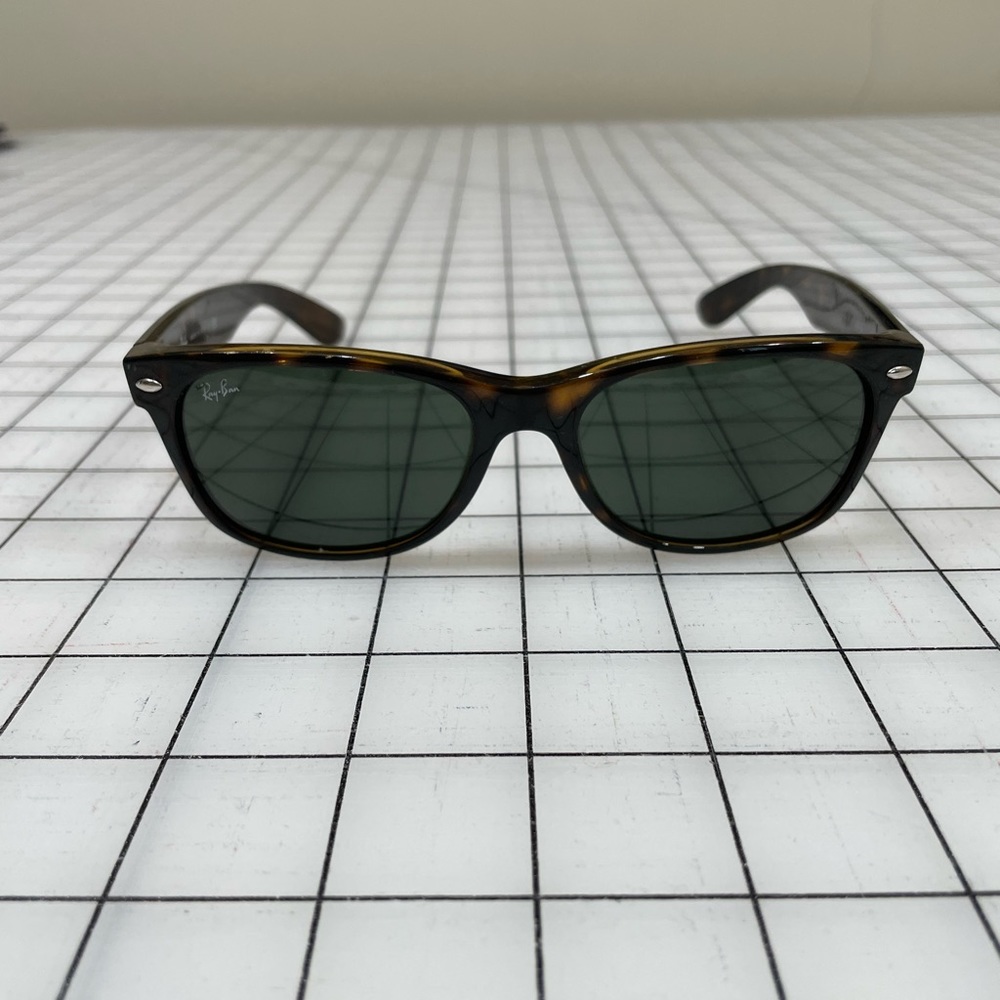 Ray-Ban "New Wayfarer" Tortoise (Nylon)
Green lense standard level of protection